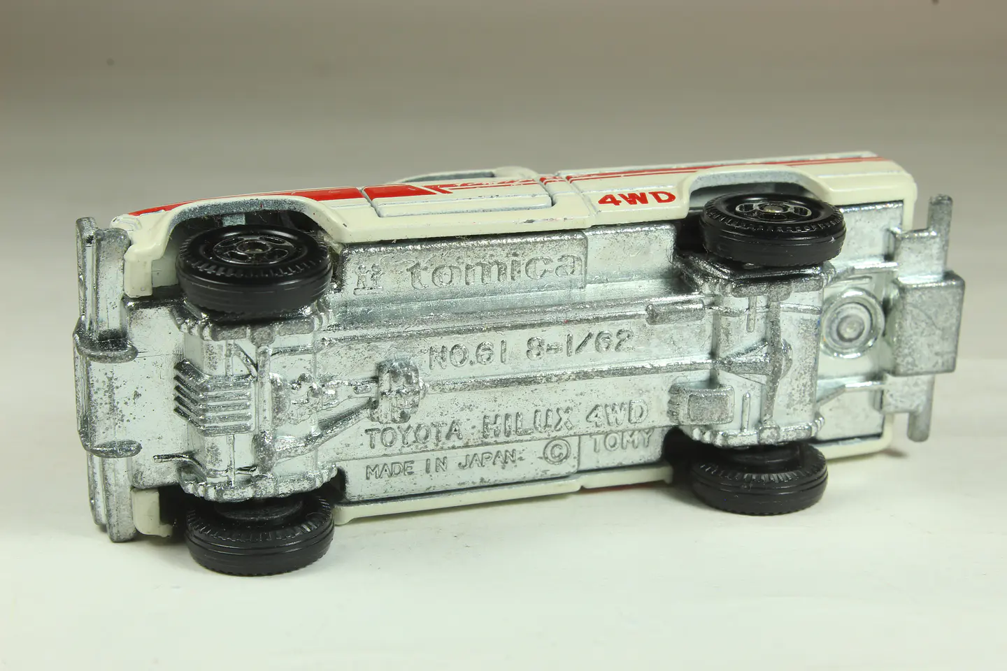 Tomica No. 61 Toyota Hilux 4WD Japan — foto 3 de 3