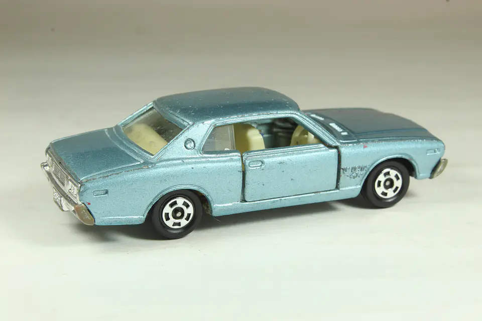 Tomica No. 85 Nissan Gloria 2000GX Japan — foto 2 de 3