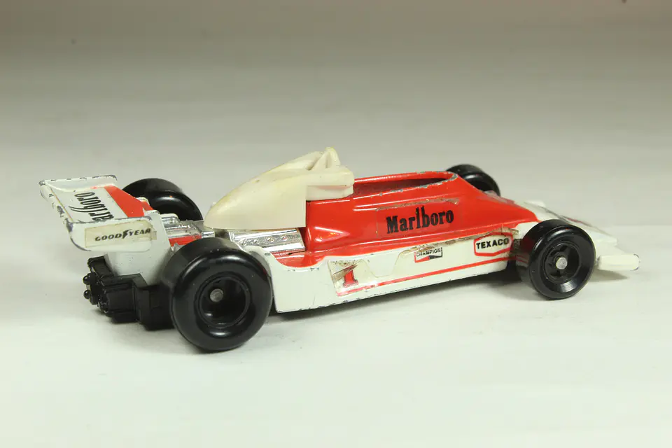 Tomica No. F39 McLaren M26 Ford Japan — foto 2 de 3