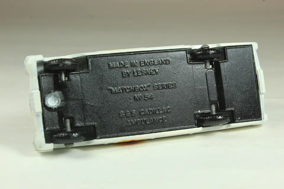 Matchbox Regular Wheels N° 54 S&S Cadillac Ambulance England — foto 3 de 3
