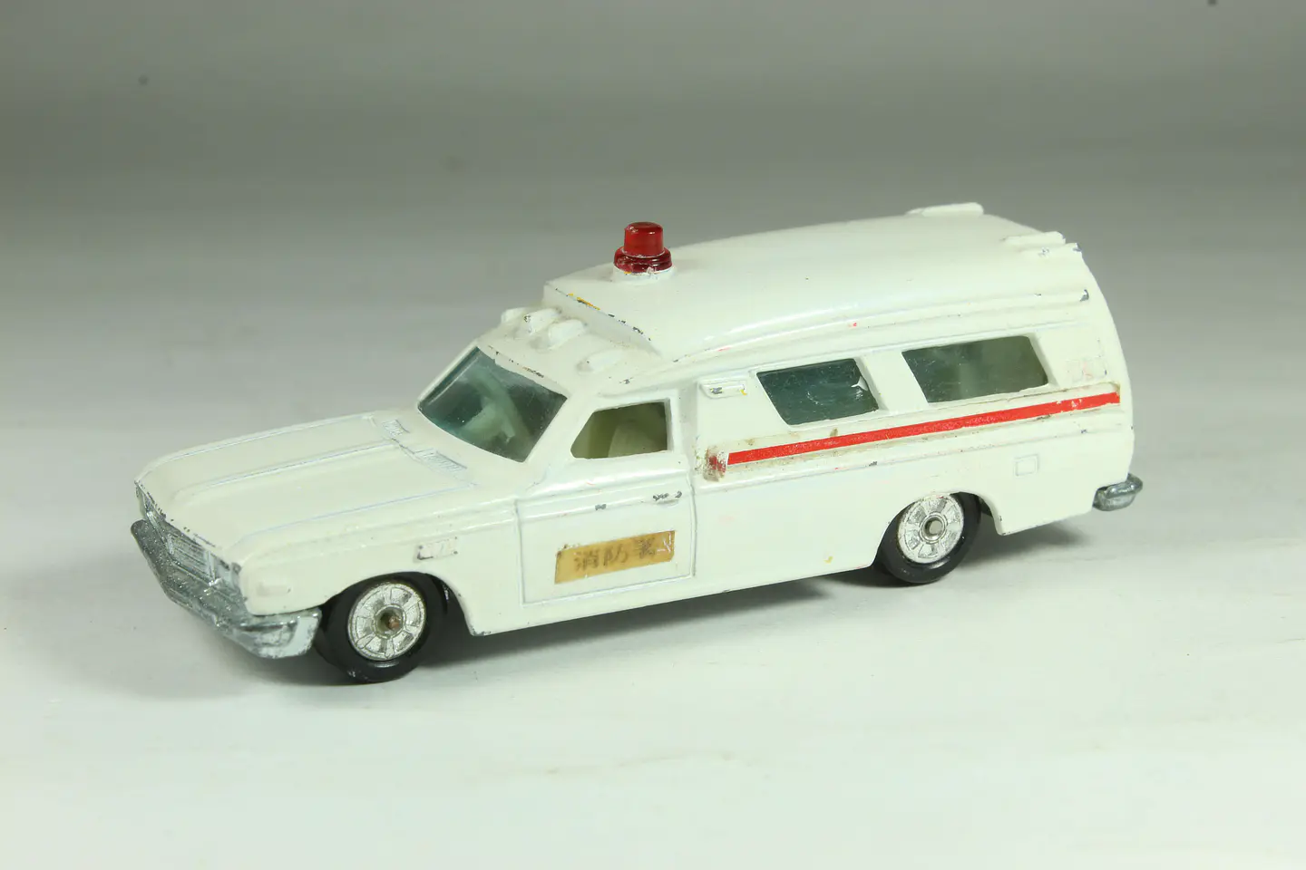 Tomica No. 40 Toyota Ambulance Japan 1