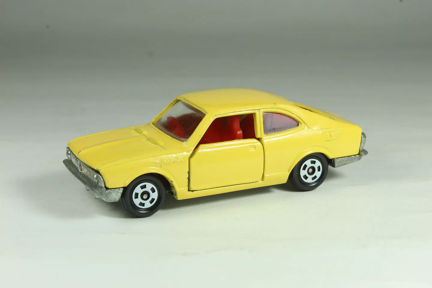 Tomica No. 11 Toyota Sprinter 1200 SL Japan 1