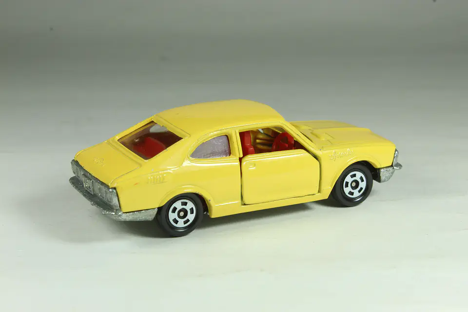 Tomica No. 11 Toyota Sprinter 1200 SL Japan 2