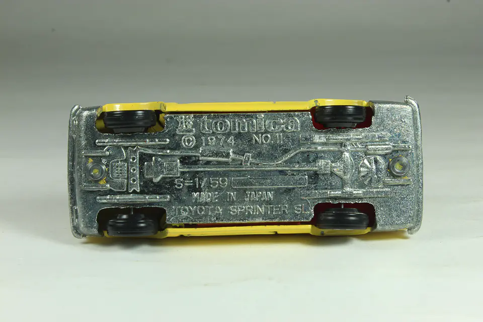Tomica No. 11 Toyota Sprinter 1200 SL Japan 3