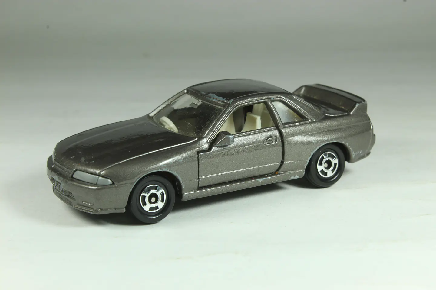 Tomica No. 20 Nissan Skyline GT-R Japan 1