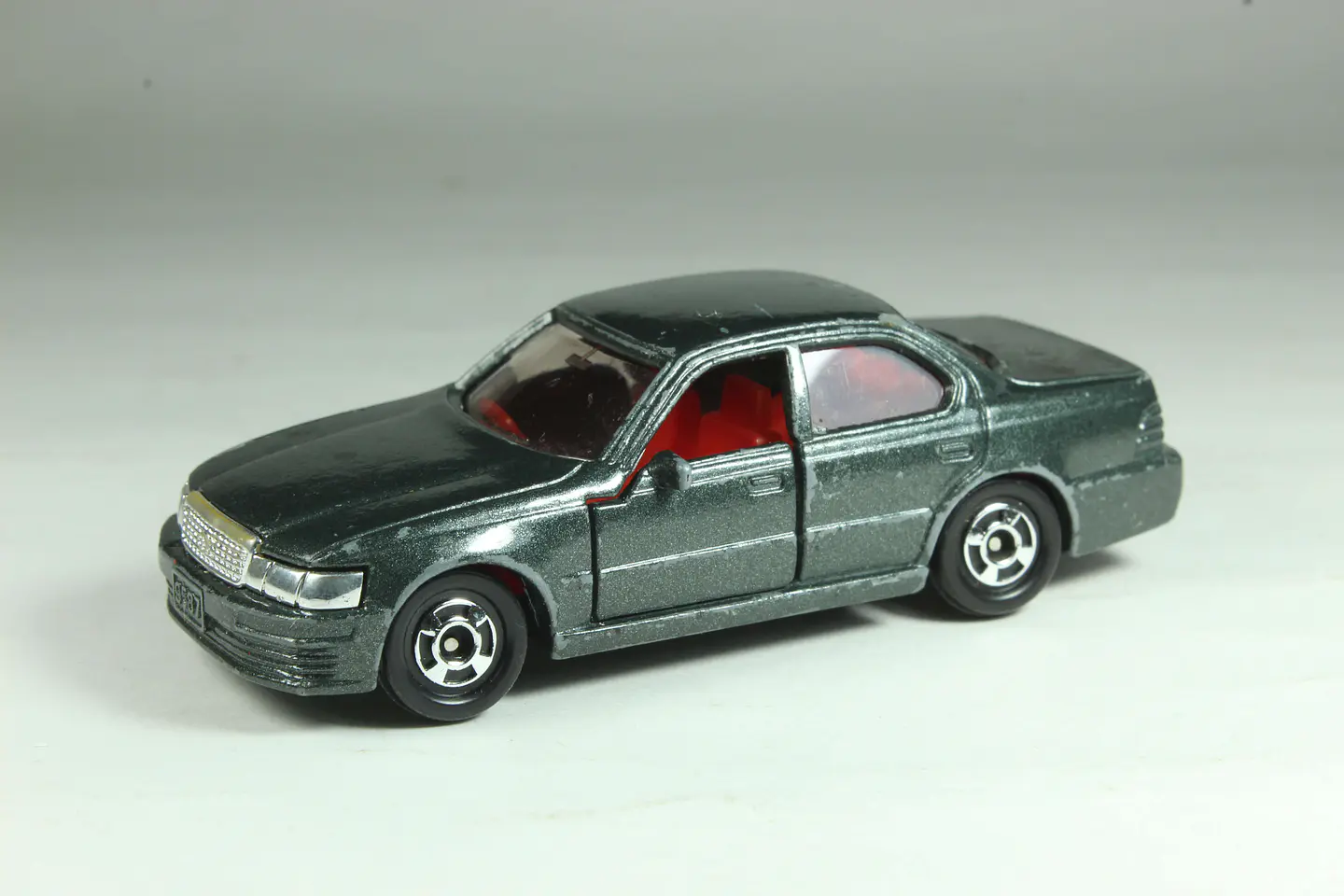 Tomica No. 17 Toyota Celsior (1990-2) Japan 1