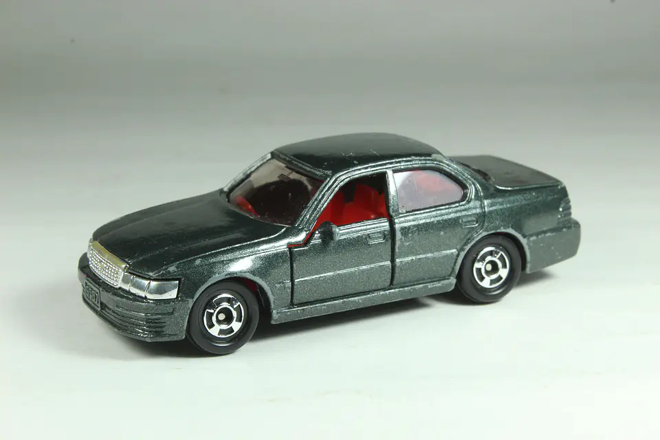 Tomica No. 17 Toyota Celsior (1990-2) Japan 1