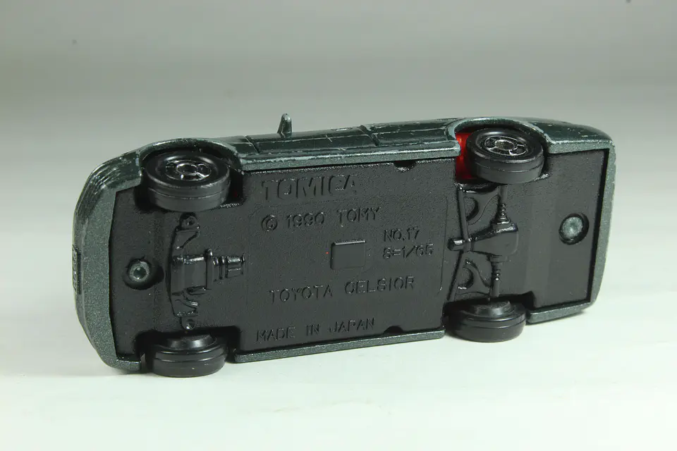 Tomica No. 17 Toyota Celsior (1990-2) Japan 3