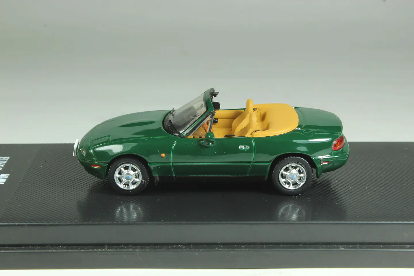 DeAgostini N°41 Mazda Eunos Roadster (NA6) 1/64 2