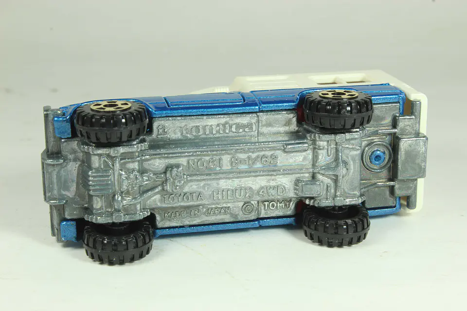 Tomica No. 108 Hilux Camping Car Japan 3