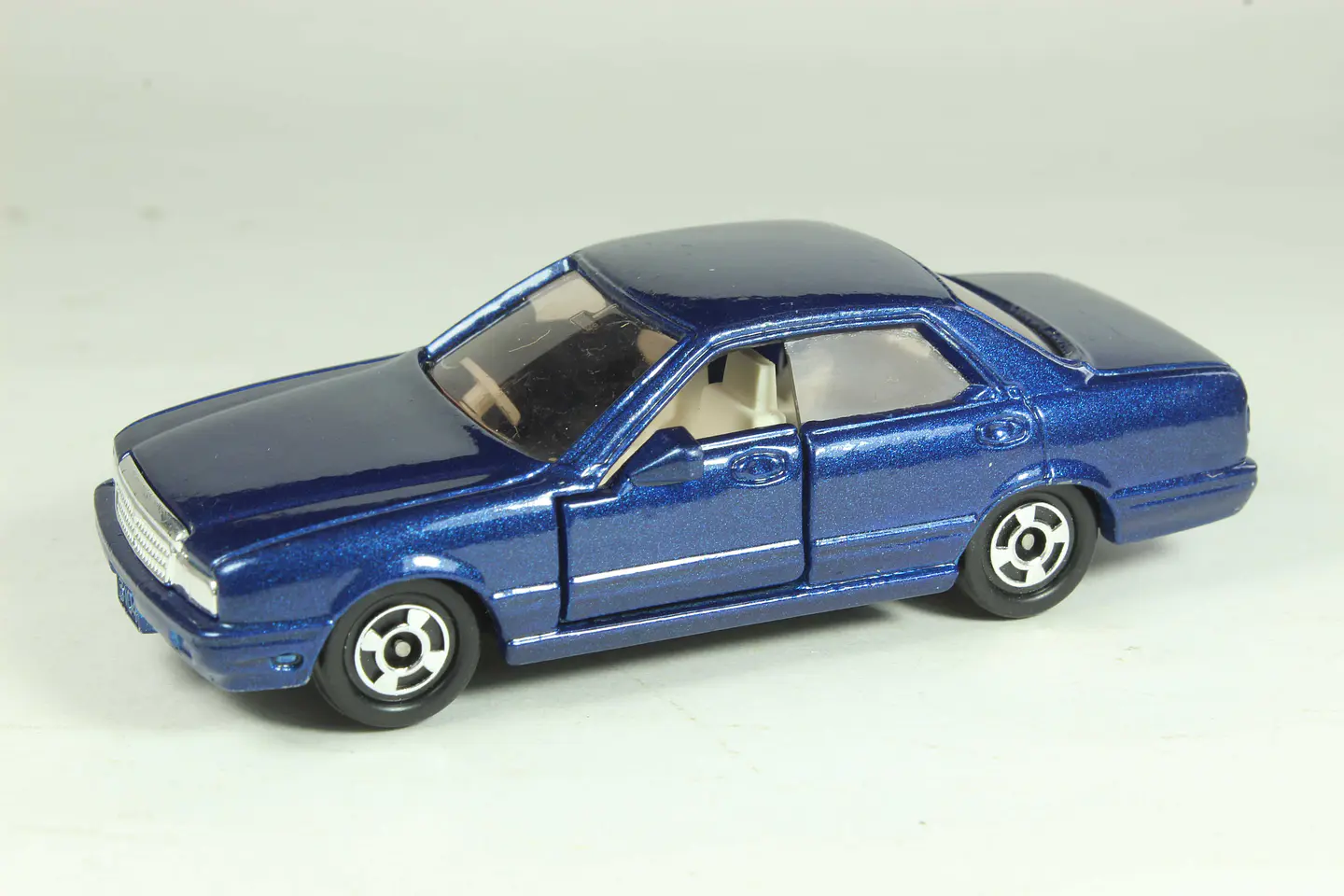Tomica No. 104 Nissan Cima Japan 1