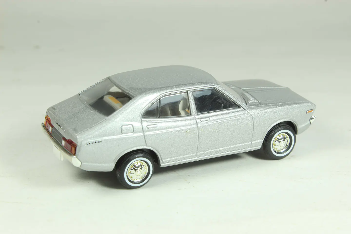 Tomica Limited Vintage LV-N13b Nissan Violet 1400 DX 1/64 2