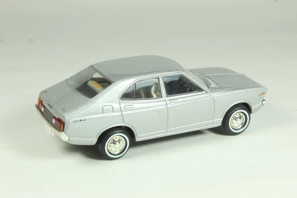 Tomica Limited Vintage LV-N13b Nissan Violet 1400 DX 1/64 2
