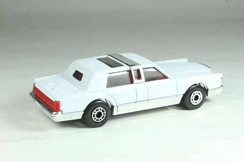 Matchbox Int MB43 Lincoln Town Car Macau