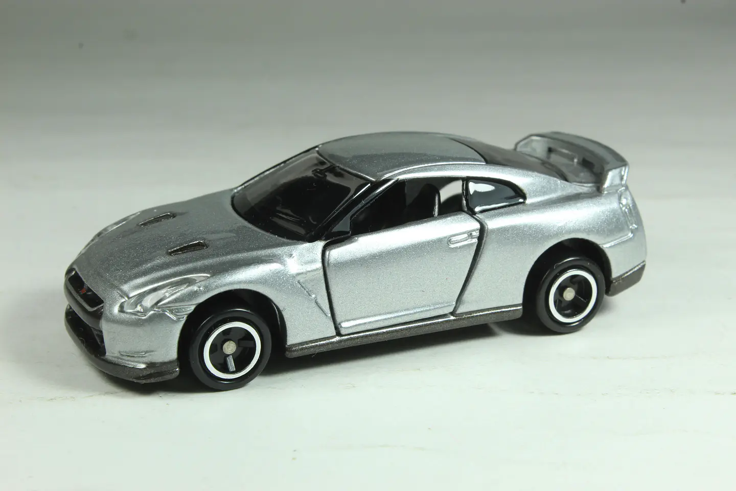 Tomica No. 94 Nissan GT-R — foto 2 de 3