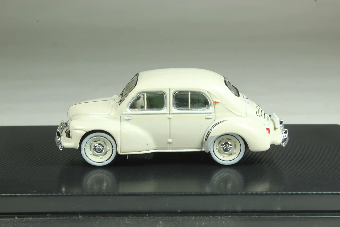DeAgostini N° 48 Hino Renault 4CV (PA55) 1955 — foto 2 de 3