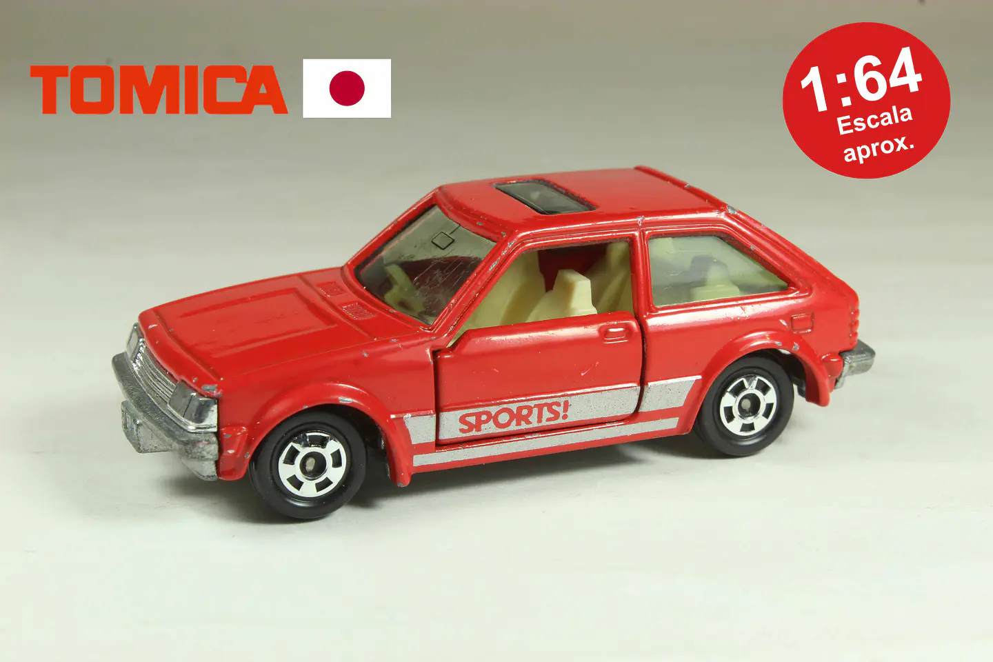 Tomica No. 4 Mazda Familia 1500XG (Rojo) Japan — foto 1 de 3