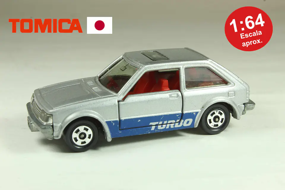 Tomica No. 4 Mazda Familia 1500XG (Gris) Japan — foto 1 de 3