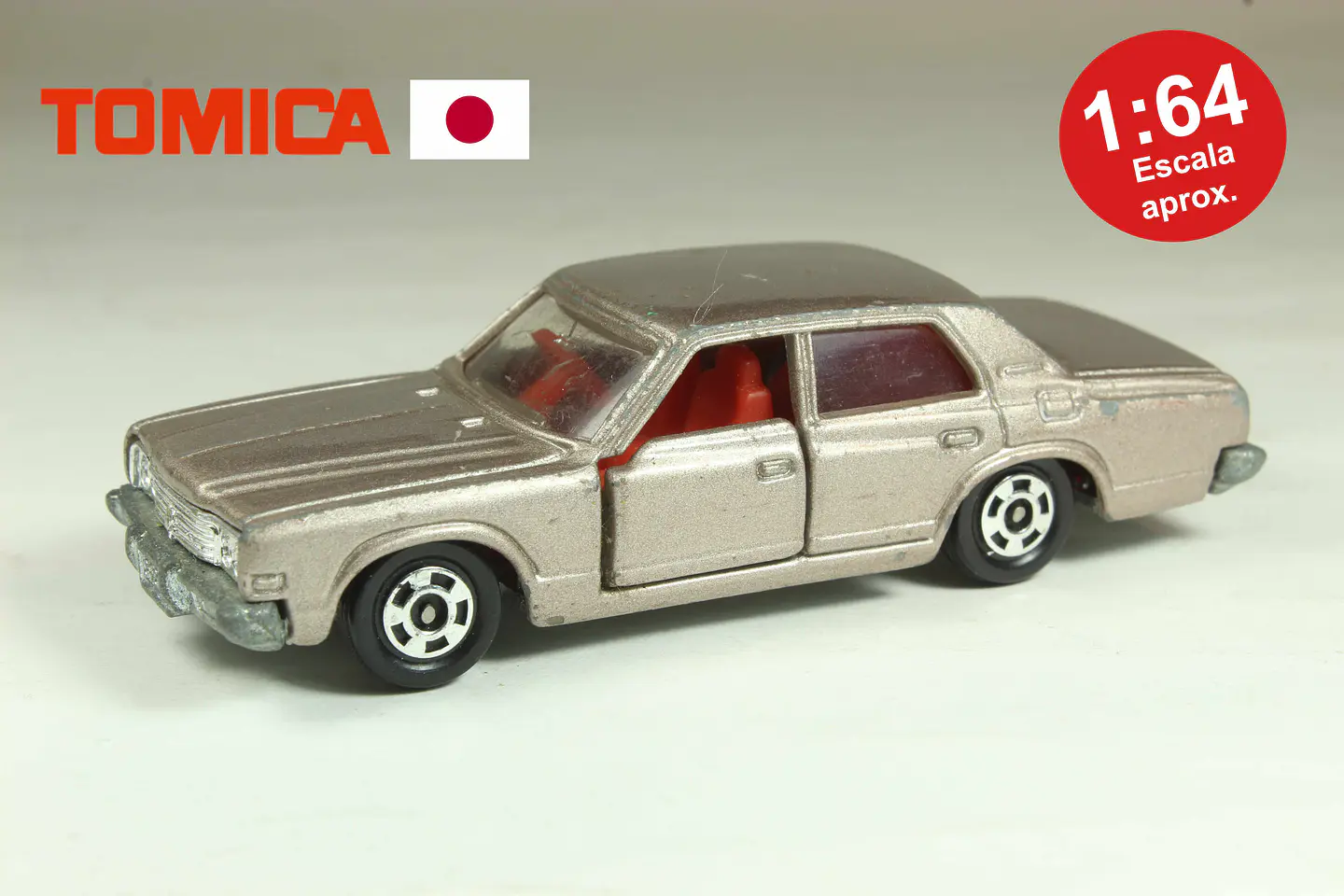 Tomica No. 32 Toyota Crown 2600 Royal Saloon Japan — foto 1 de 3
