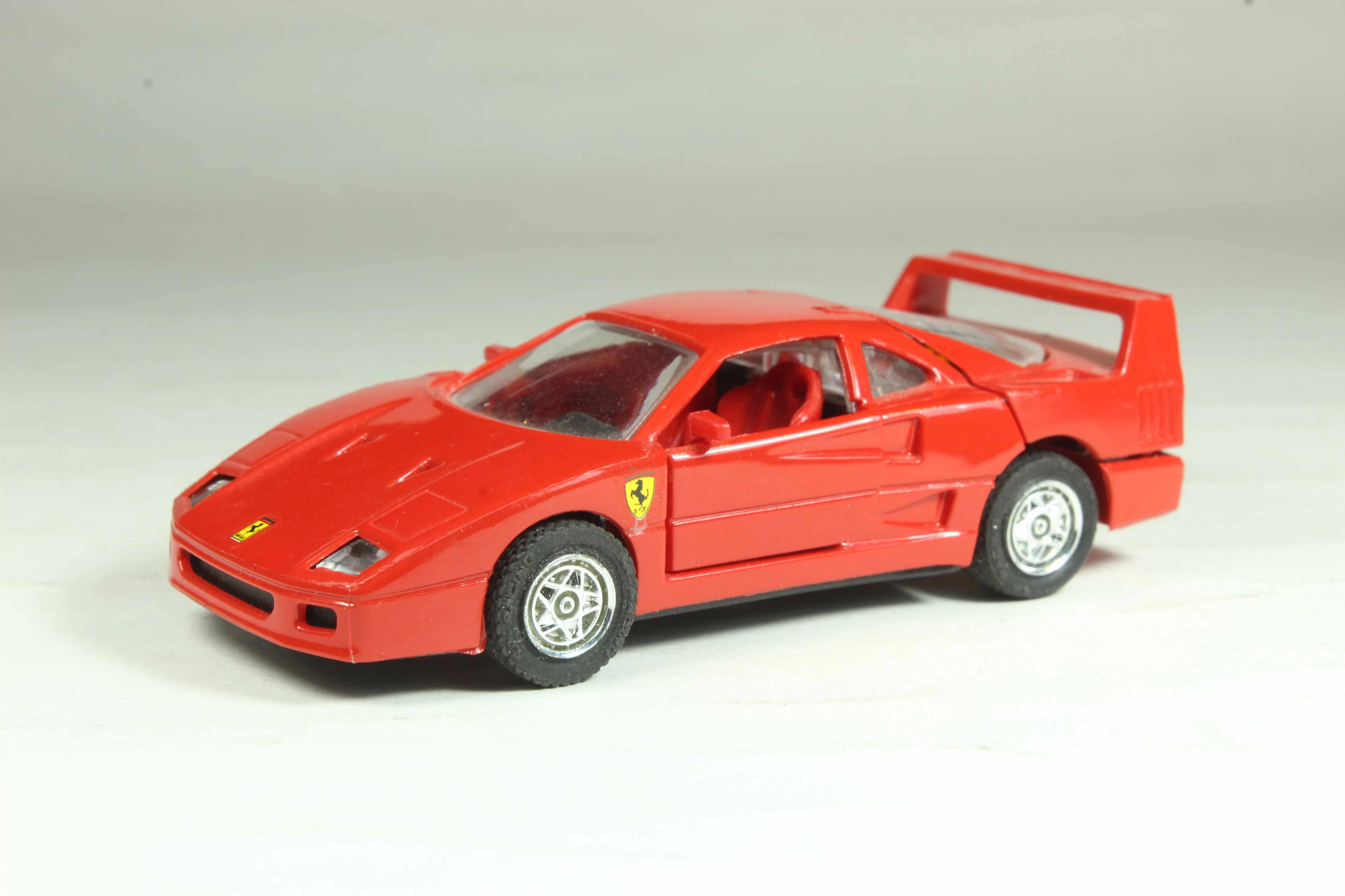Majorette Deluxe 1000 Ferrari F40 roja a escala 1:60 con su gran alerón trasero