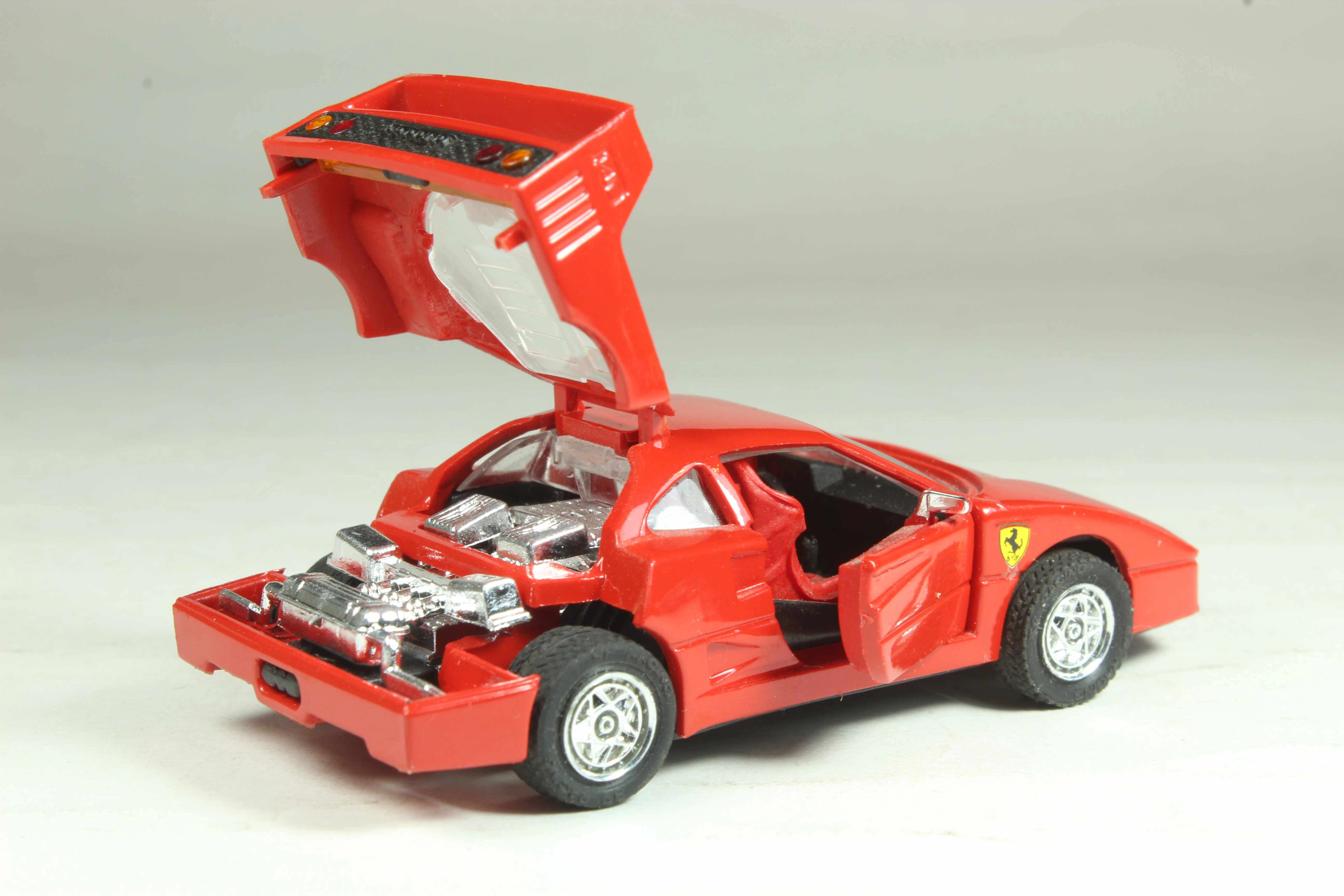 Ferrari F40 Majorette con el portón del motor abierto, mostrando el motor V8 cromado en miniatura