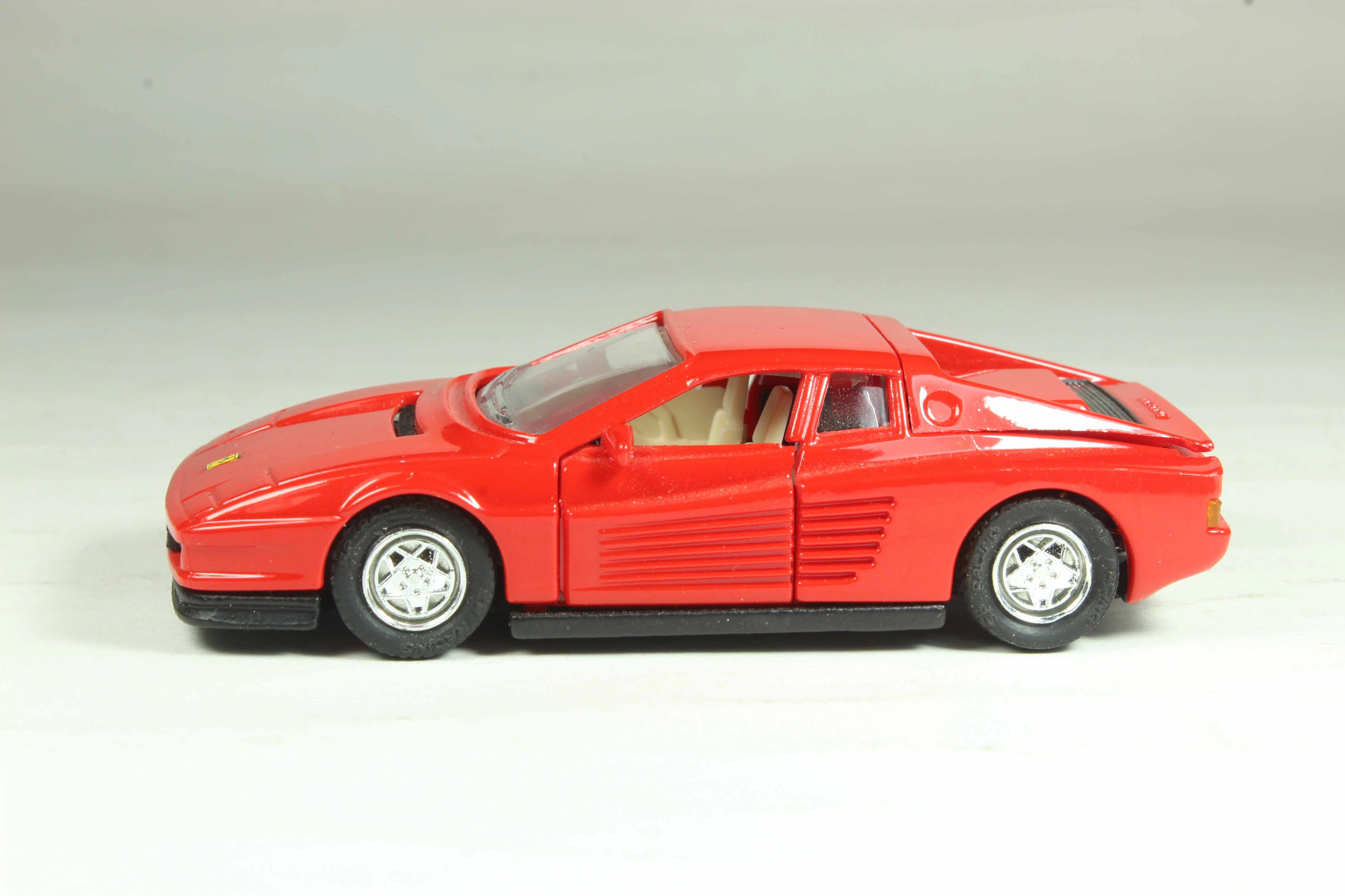 Majorette Deluxe 1000 Ferrari Testarossa roja a escala 1:60 con sus icónicas branquias laterales