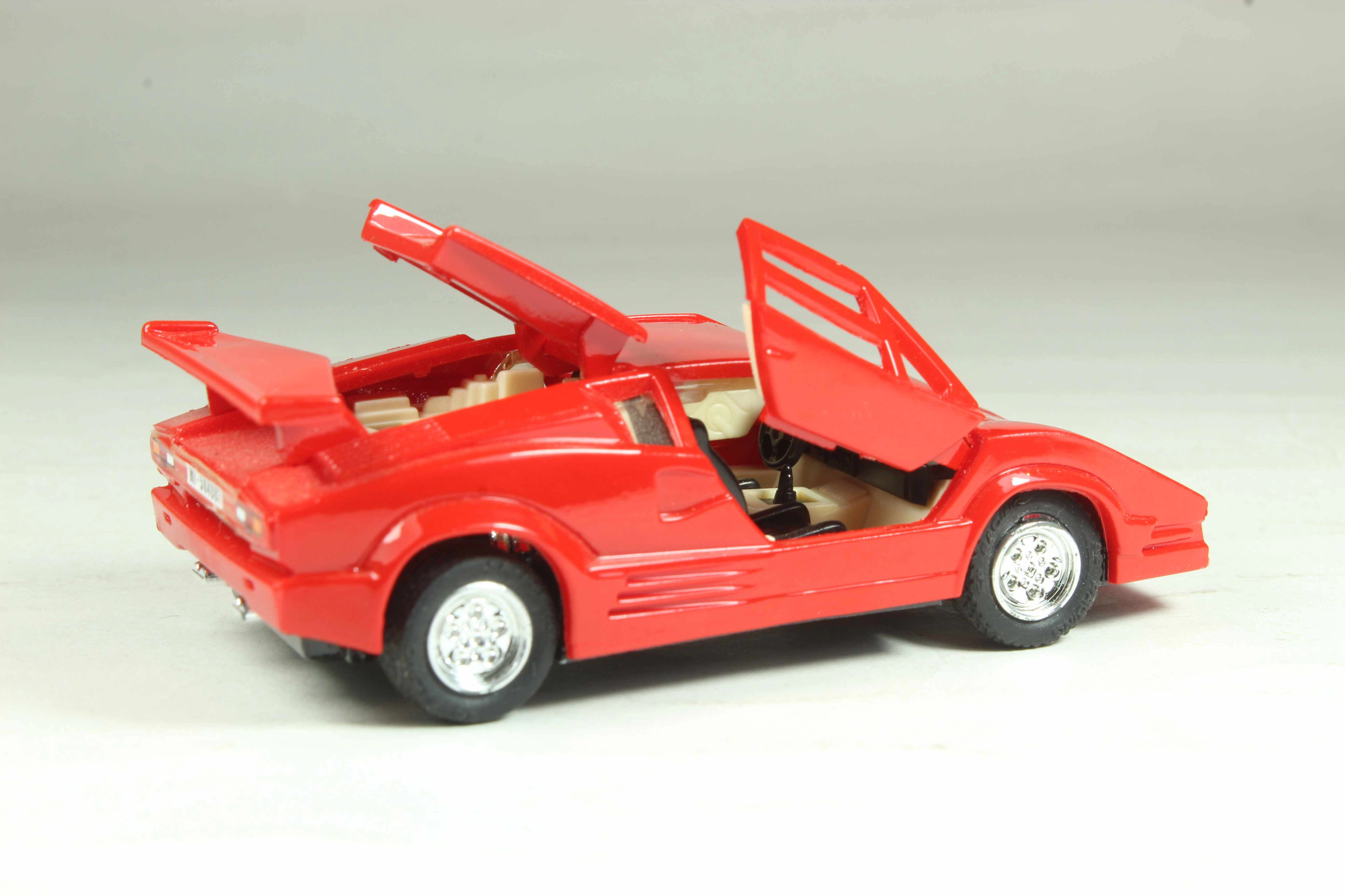 Majorette Deluxe 1000 Lamborghini Countach roja con las puertas de tijera abiertas hacia arriba