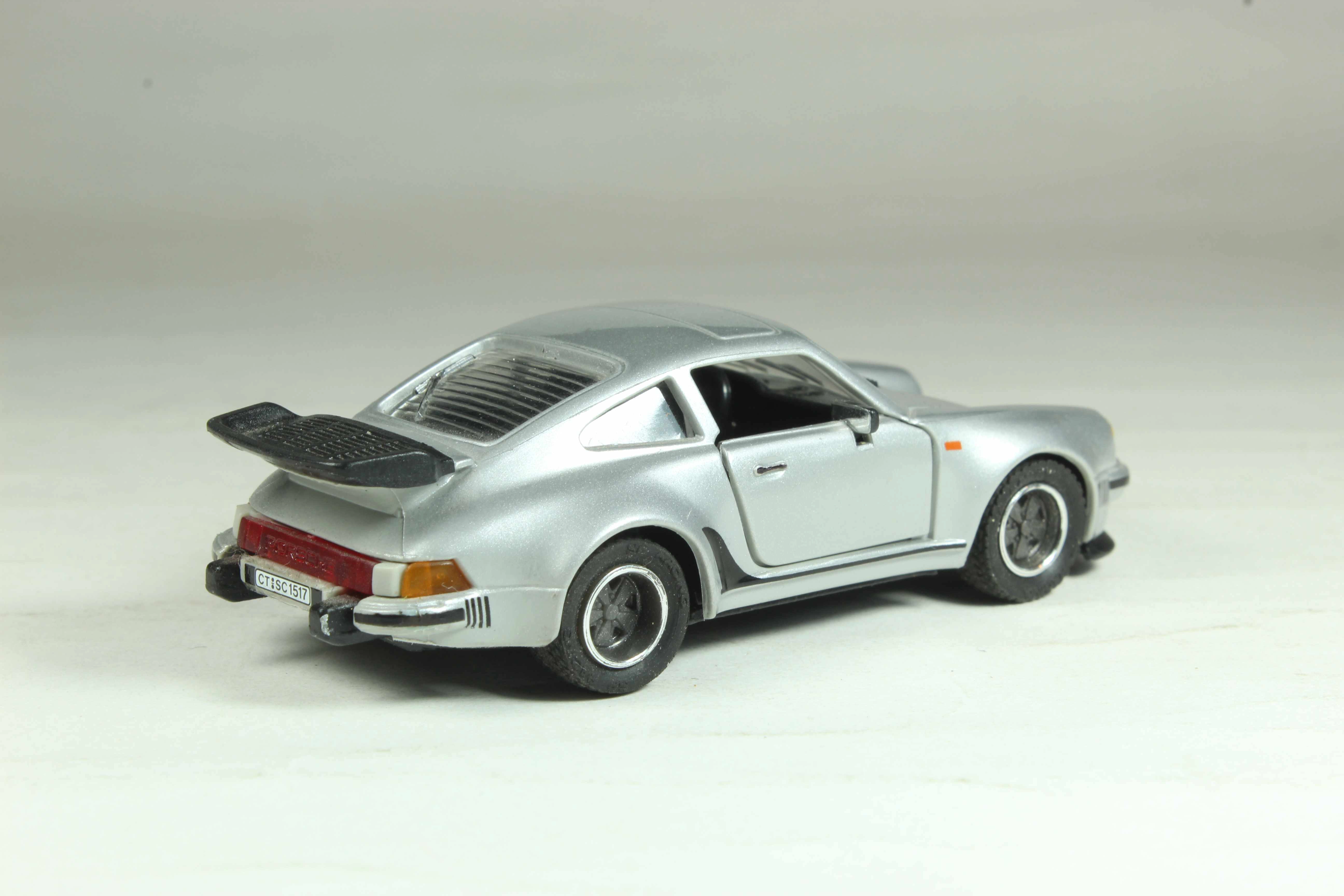 Majorette Deluxe 1000 Porsche 911 Turbo plateado a escala 1:60, vista de perfil con su alerón trasero
