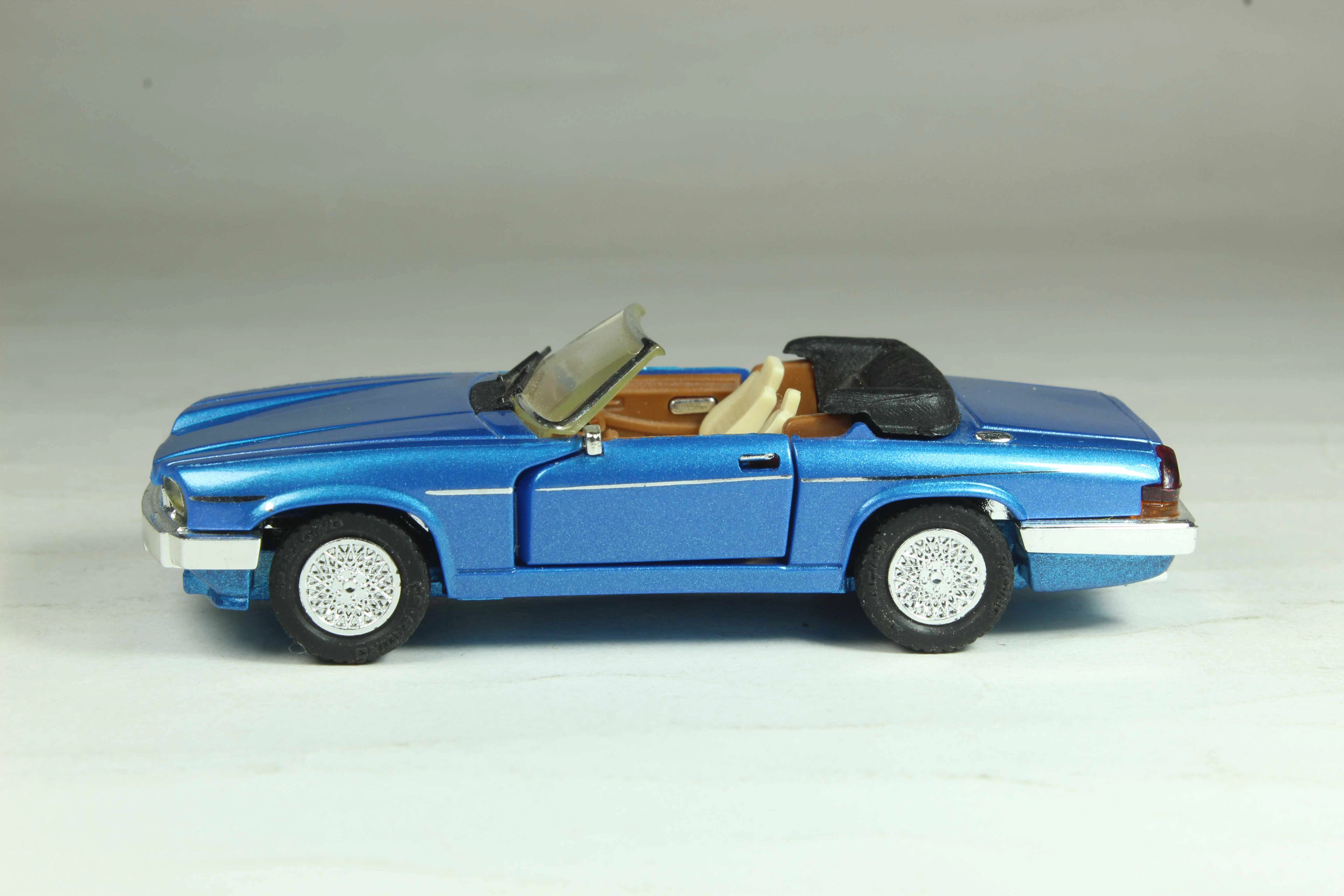 Majorette Deluxe 1000 Jaguar XJS cabriolet azul a escala 1:60 con capota abierta e interior visible