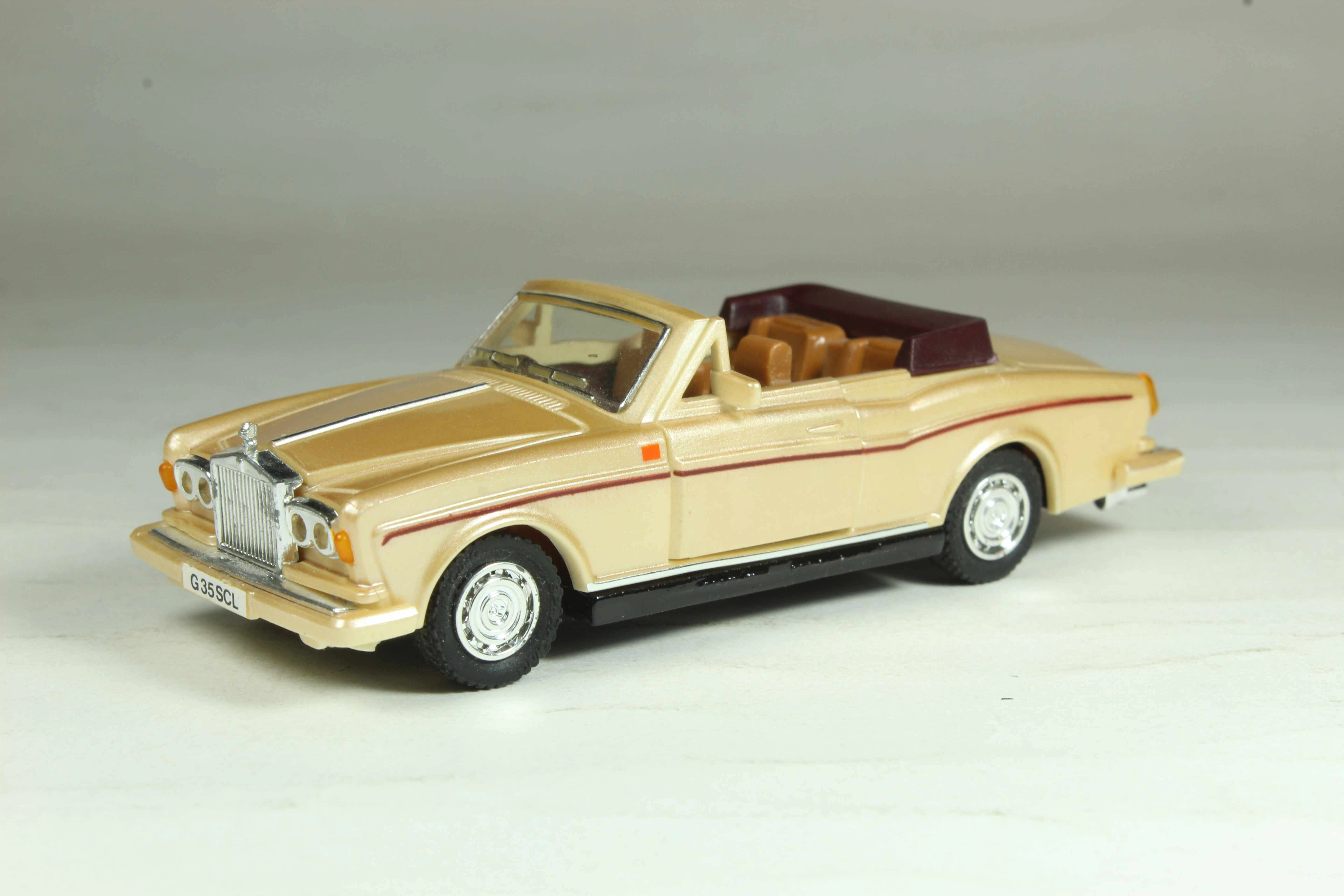 Majorette Deluxe 1000 Rolls-Royce Corniche II dorado descapotable con la parrilla y la mascota cromadas