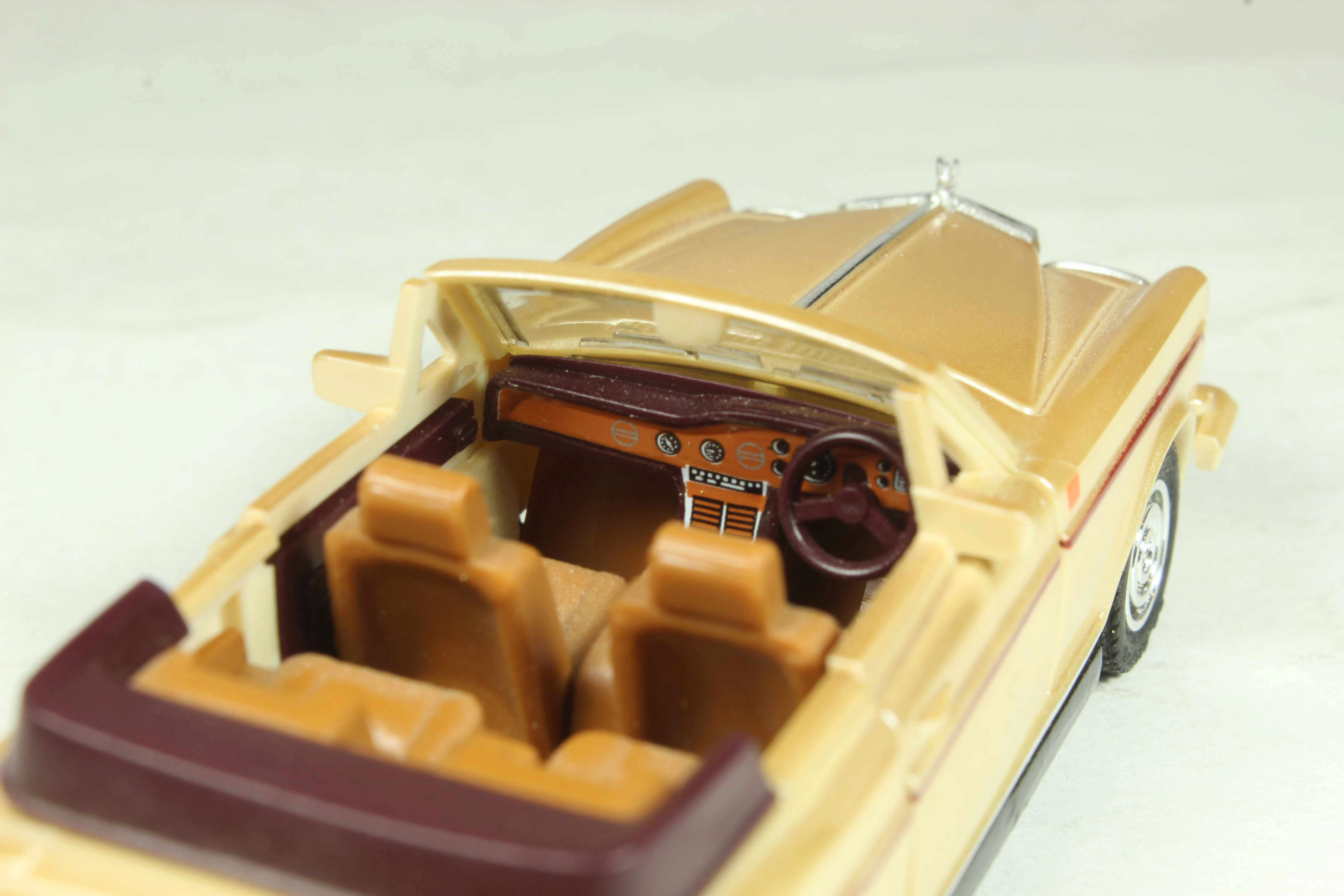 Detalle del interior del Rolls-Royce Corniche II de Majorette: tablero tampografiado, volante y asientos replicados