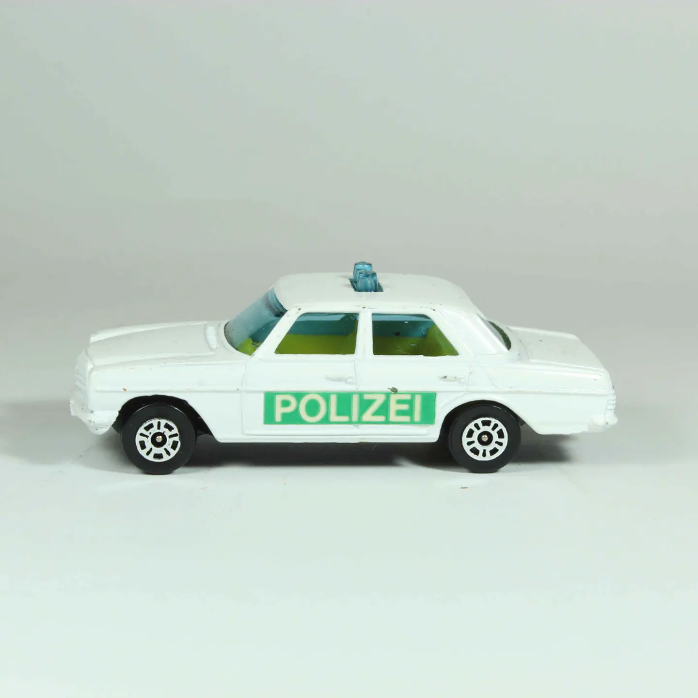 Corgi Juniors Mercedes Benz 240D Polizei Gt. Britain — foto 2 de 4