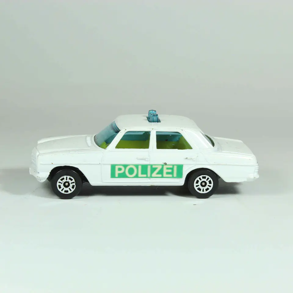 Corgi Juniors Mercedes Benz 240D Polizei Gt. Britain — foto 2 de 4