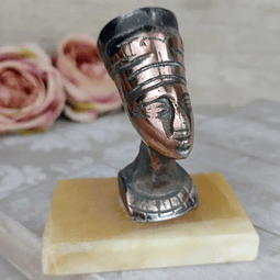 Busto de Nefertiti sobre Mármol.