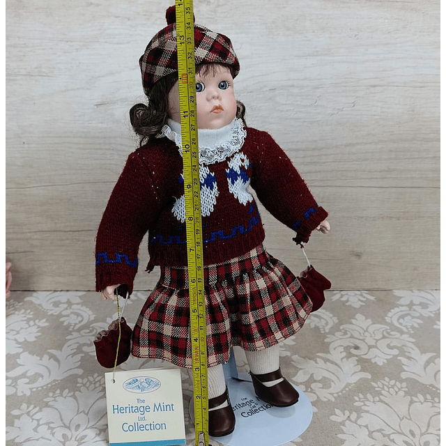 Muñeca de Porcelana + Pedestal, año 1992.