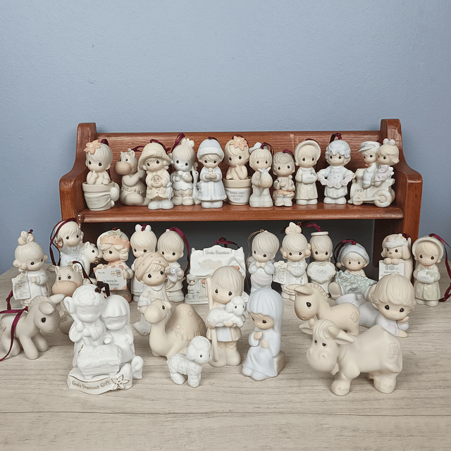 Set de 34 Figuras de Colección "Preciosos Momentos", años 80, 90 y 20xx.