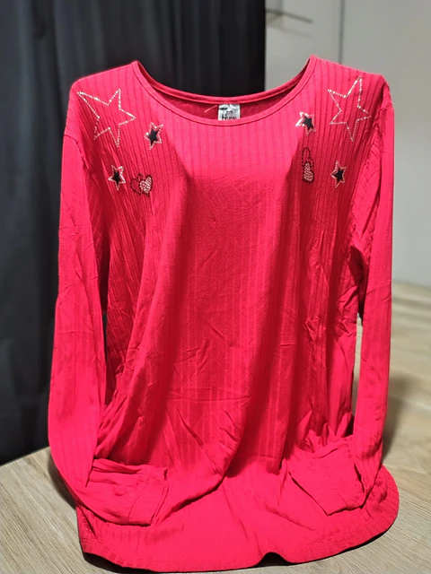 Remeras con detalles en brillo 