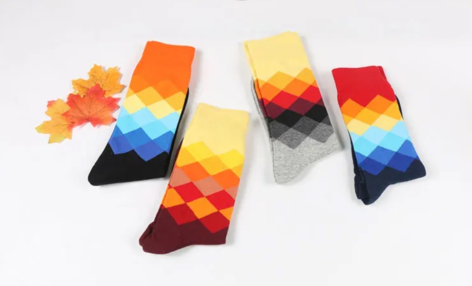 CALCETINES PATRÓN DE DIAMANTES AMARILLOS - GRIS