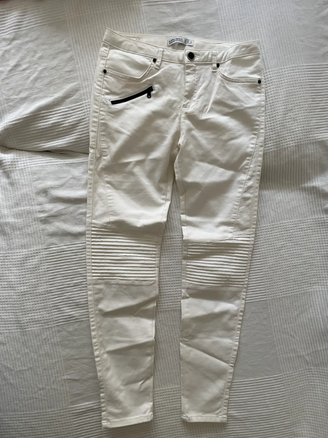 Pantalón Blanco Zara Talla 38 Slim Cremalleras Detalles Rodilla 1