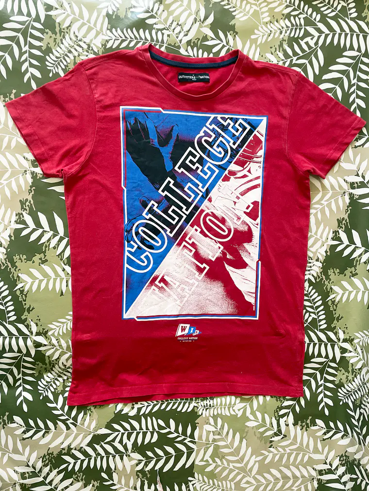 Camiseta Roja M Outfitters Nation College Style Graphic Tee 1