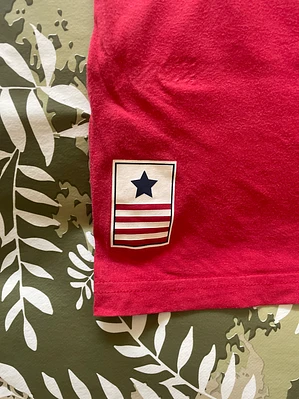 Camiseta Roja M Outfitters Nation College Style Graphic Tee