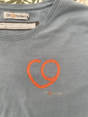 Camiseta Celeste L OK Fonden Dinamarca Barcode Y2K Industrial