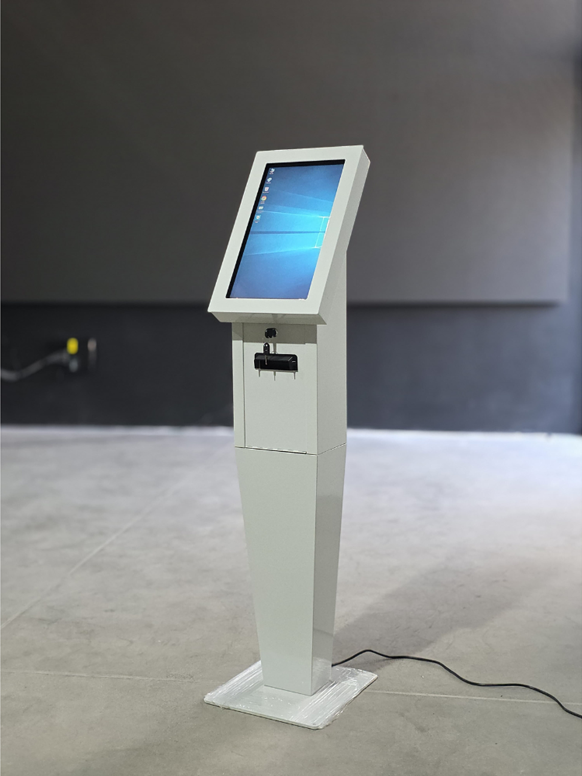 Tótem Kiosko de Auto-Consulta con Pantalla Táctil e Impresora Térmica 1