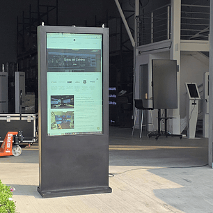 Tótem Interactivo de Exterior 55” | IP65, Full HD, Alta Luminosidad