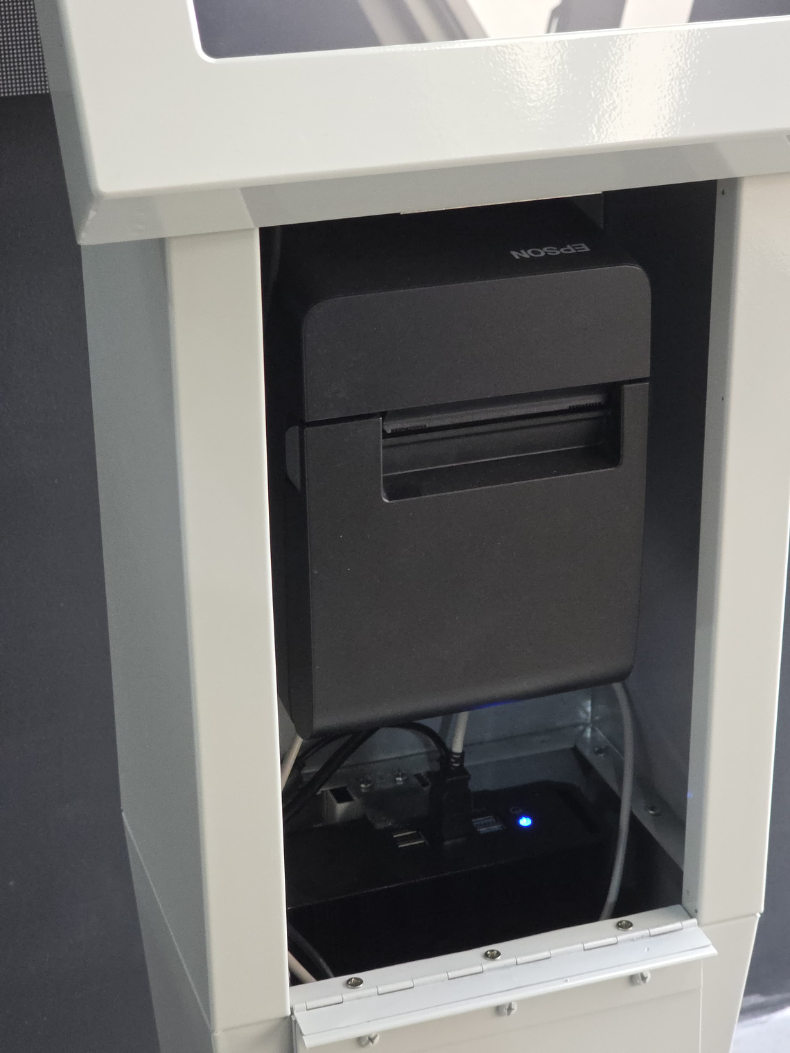 Tótem Kiosko de Auto-Consulta con Pantalla Táctil e Impresora Térmica 2