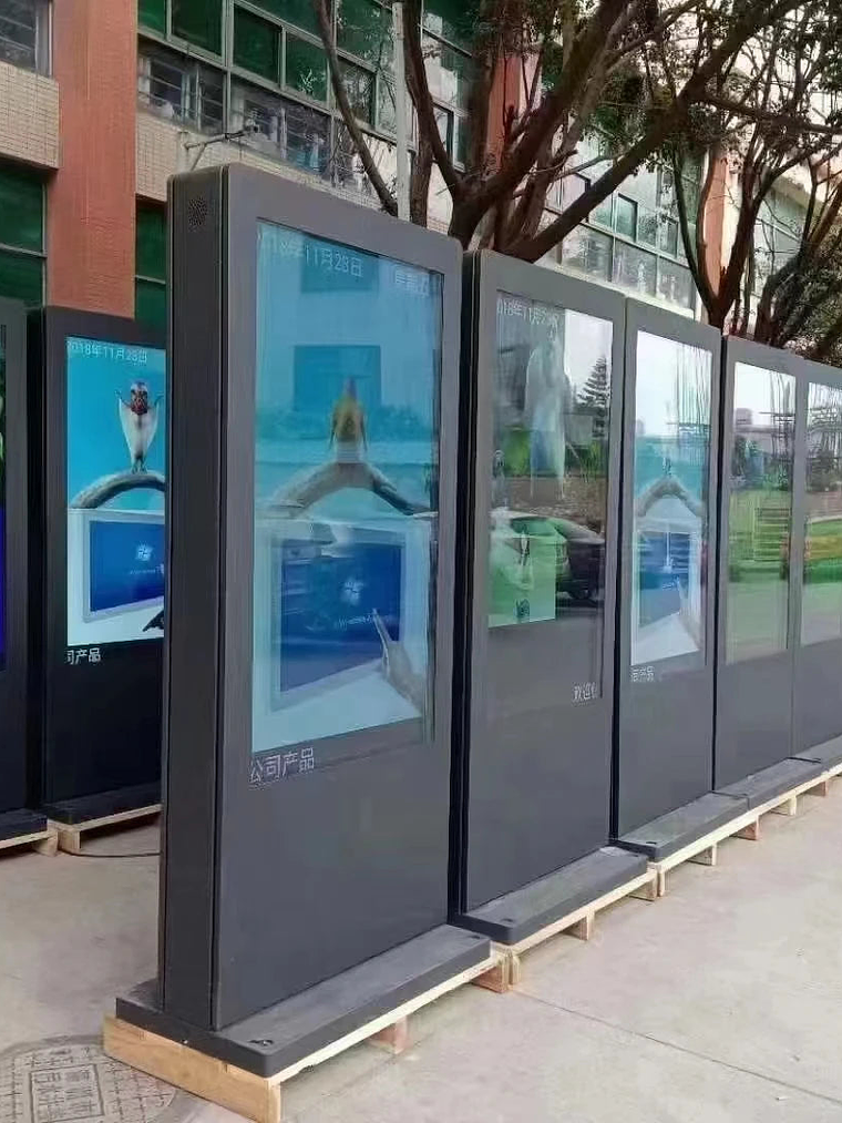 Tótem Interactivo de Exterior 55” | IP65, Full HD, Alta Luminosidad 3