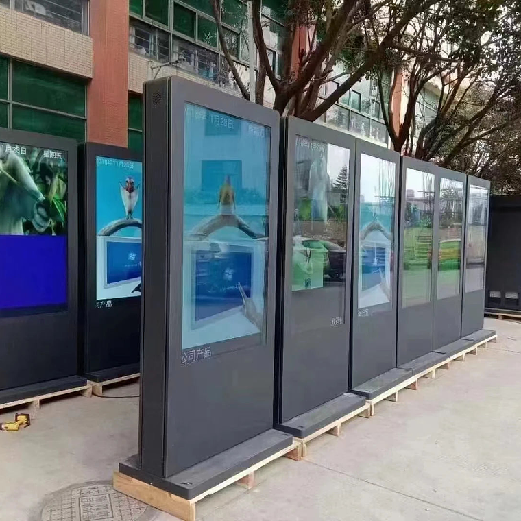 Tótem Interactivo de Exterior 55” | IP65, Full HD, Alta Luminosidad 3