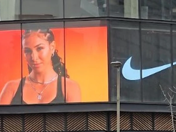 Pantalla LED para retail: aumenta ventas con señalética digital