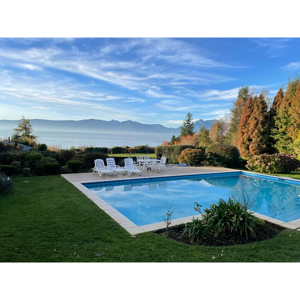 EXCLUSIVA CASA EN PARCELA – PISCINA- VISTA PANORAMICA LAGO VILLARRICA – SECTOR LOS RISCOS