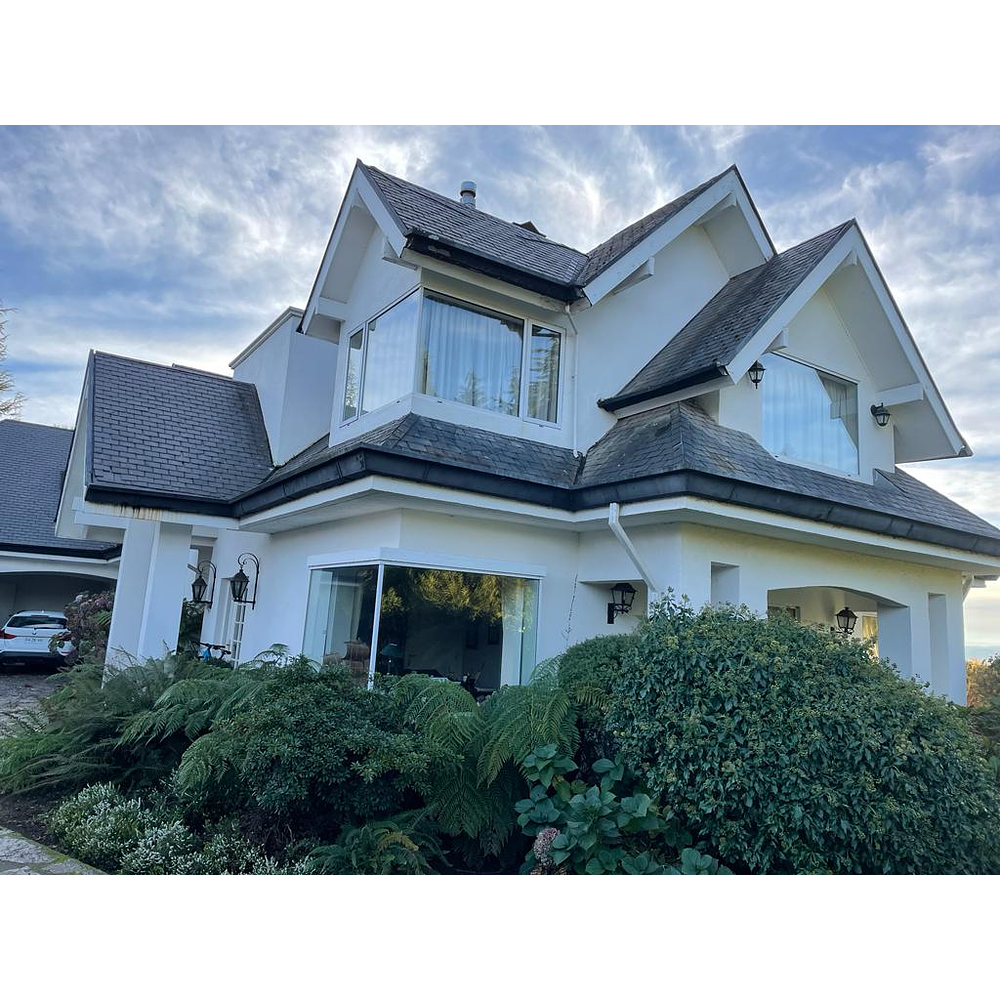 EXCLUSIVA CASA EN PARCELA – PISCINA- VISTA PANORAMICA LAGO VILLARRICA – SECTOR LOS RISCOS